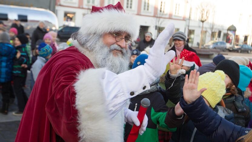 Startavo labdaringas Kalėdų karavanas