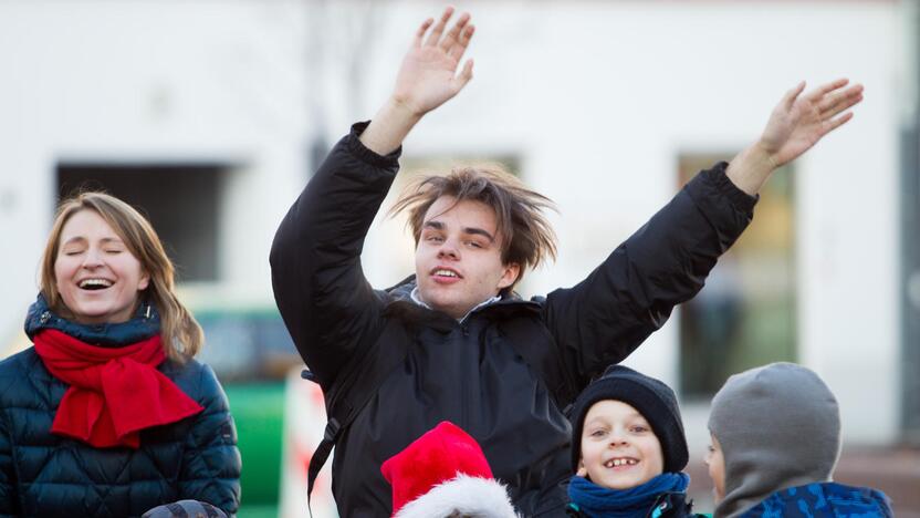 Startavo labdaringas Kalėdų karavanas