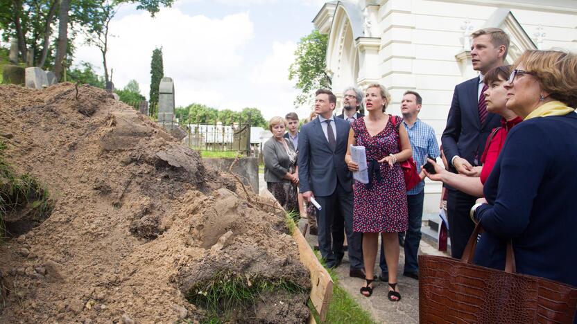 Paveldosaugininkai apsilankė Rasų kapinėse