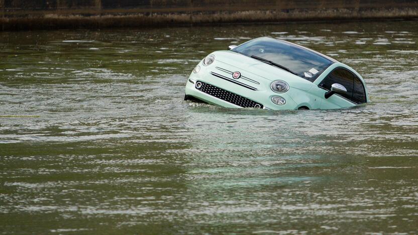 Neryje pakrikštytas atnaujintas „Fiat 500“