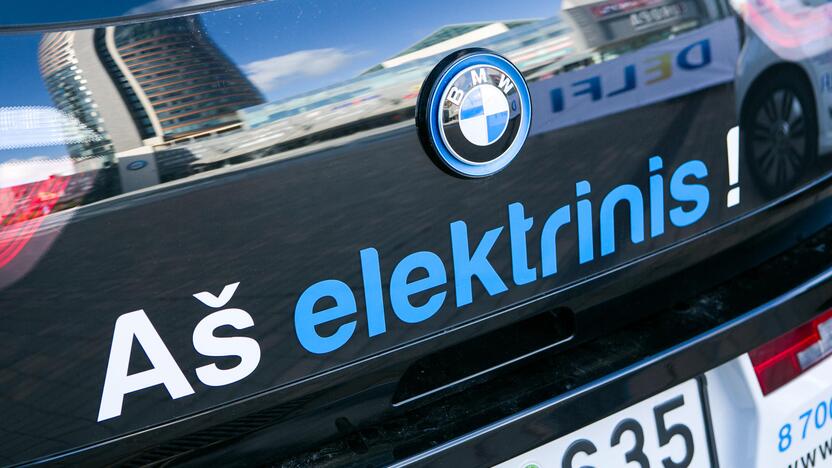 Pirmųjų Lietuvoje elektromobilių lenktynių startas