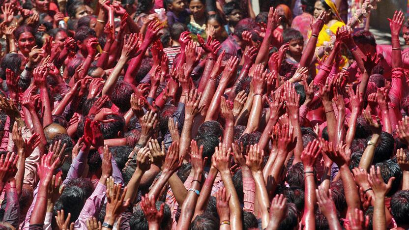 Milijonai indų pirmadienį švenčia populiarų hinduistų festivalį Holi