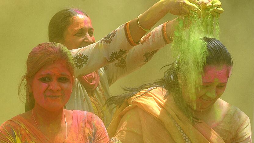 Milijonai indų pirmadienį švenčia populiarų hinduistų festivalį Holi