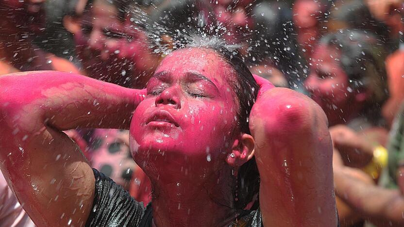 Milijonai indų pirmadienį švenčia populiarų hinduistų festivalį Holi