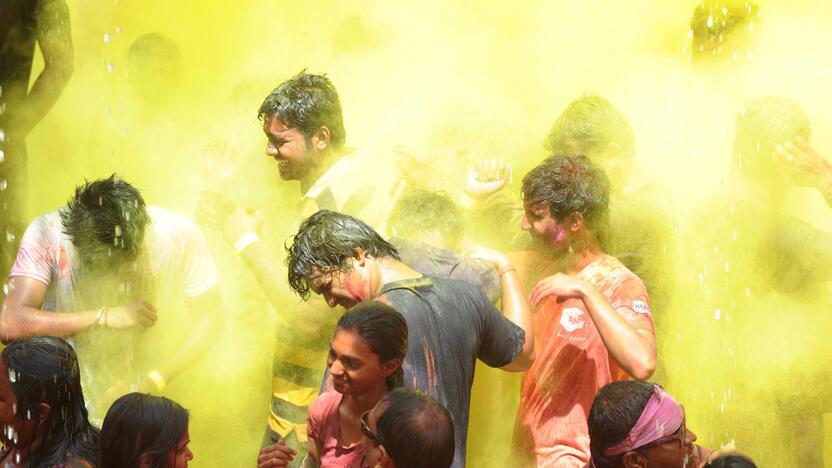 Milijonai indų pirmadienį švenčia populiarų hinduistų festivalį Holi