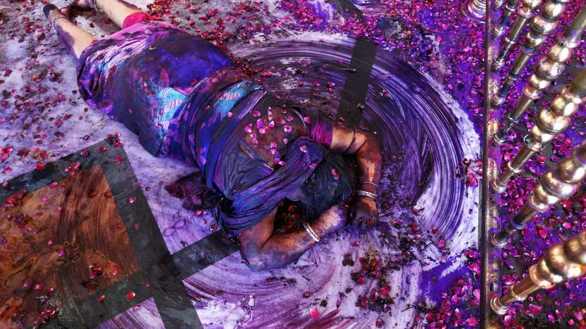 Milijonai indų pirmadienį švenčia populiarų hinduistų festivalį Holi