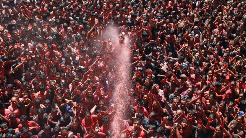 Milijonai indų pirmadienį švenčia populiarų hinduistų festivalį Holi