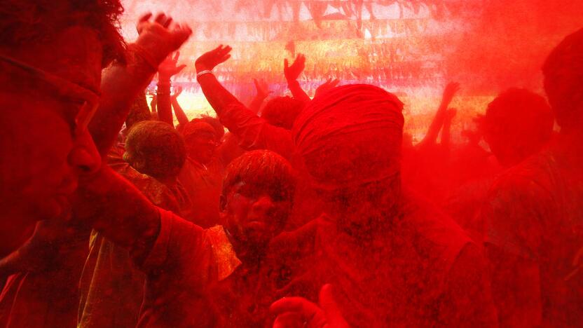 Milijonai indų pirmadienį švenčia populiarų hinduistų festivalį Holi