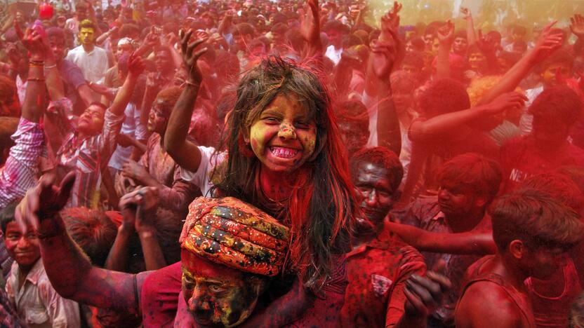 Milijonai indų pirmadienį švenčia populiarų hinduistų festivalį Holi