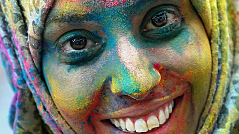 Milijonai indų pirmadienį švenčia populiarų hinduistų festivalį Holi