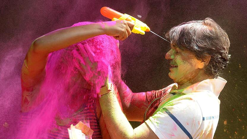 Milijonai indų pirmadienį švenčia populiarų hinduistų festivalį Holi