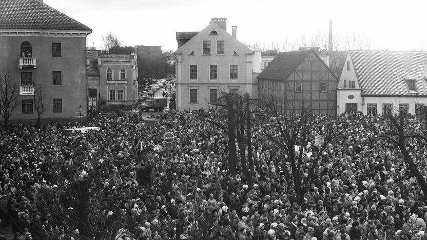  Vienybė: taip atrodė Klaipėdos Teatro aikštė 1991-ųjų sausio 13 d. rytą po kruvinųjų įvykių Vilniuje.