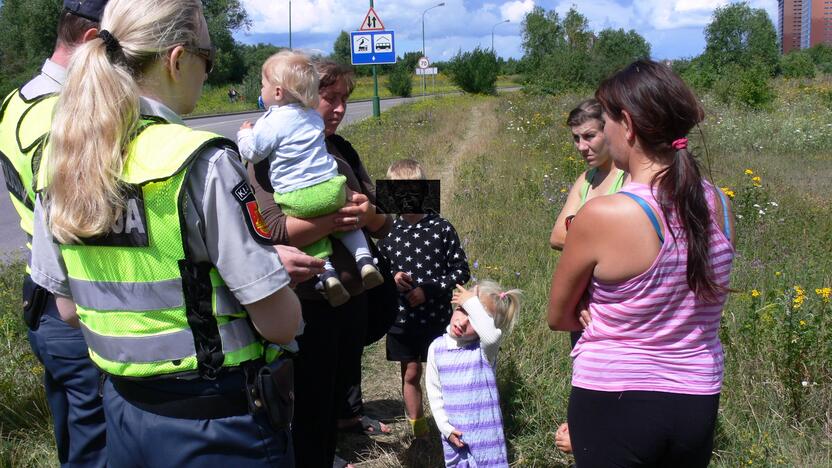 Moterys su septyniais vaikais ilgiau nei mėnesį gyveno po atviru dangumi