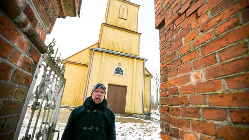 Klebonas S.Kandratavičius įsitikinęs, kad kunigas turi eiti pas žmones, o ne tik laukti jų bažnyčioje.