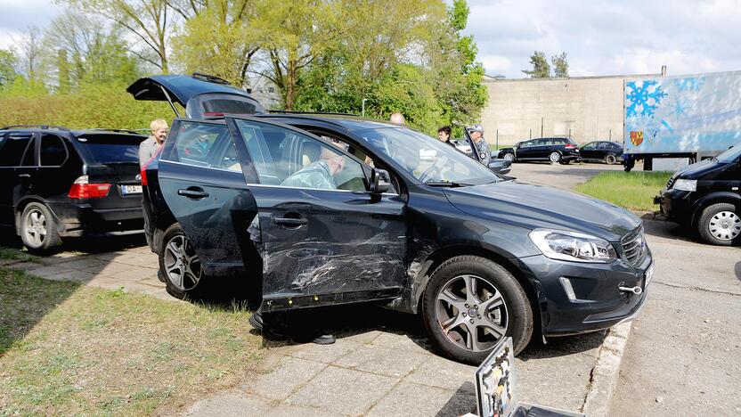 Pėdsakai: ant "Volvo XC60" durelių likę nubrozdinimai liudijo, kad užpuolikai taranavo šią mašiną.