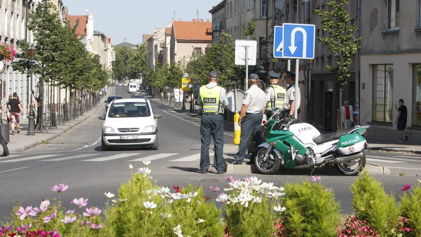 Gausybė: Tiltų gatve riedėjusius automobilius pareigūnai nukreipė į Danės gatvę ir ten kalbino jų vairuotojus.