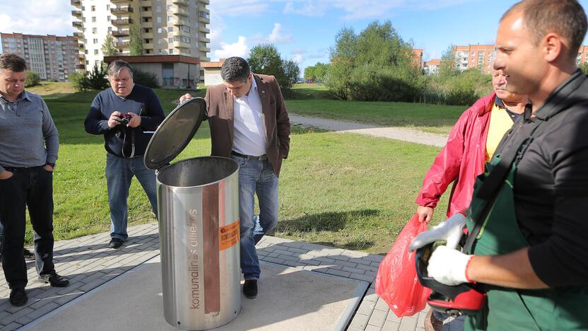 Interesas: Budelkiemio gatvės gyventojų naudojamas požeminis konteineris sudomino D.Jasaitį. Meras turėjo nemažai klausimų apie šio įrenginio naudojimą.