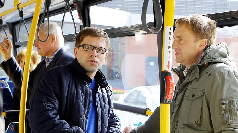 Pasirinkimas: R.Mockus (kairėje) jau daug metų į darbą keliauja autobusu, o prie automobilio vairo sėda nebent savaitgaliais.