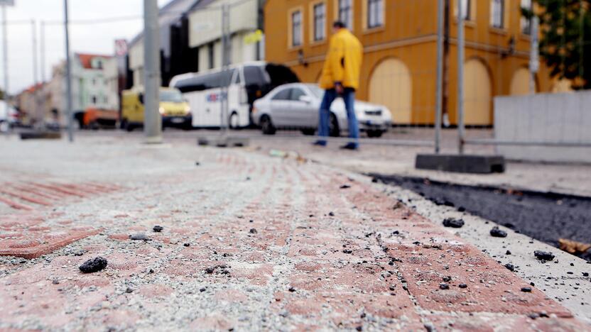 Sprendimas: rekonstruojamo Pilies tilto šaligatviai klojami specialiomis grublėtomis trinkelėmis, kurios padės susiorientuoti silpnaregiams.