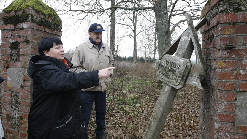 Gėda: Klaipėdos rajono gyventojai D.Budrienė ir K.Kiaulakis pamena, kad dar ne taip seniai Venckų kaimo viduryje esančias senąsias kapines juosė tvora, o kapus nuo vandalų sergėjo vartai.