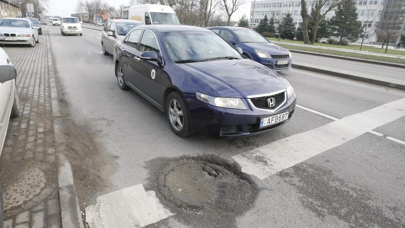 Žala: vairuotojai baiminasi, kad įvažiavę į Liepų gatvėje atsivėrusią duobę gali apgadinti mašinas.