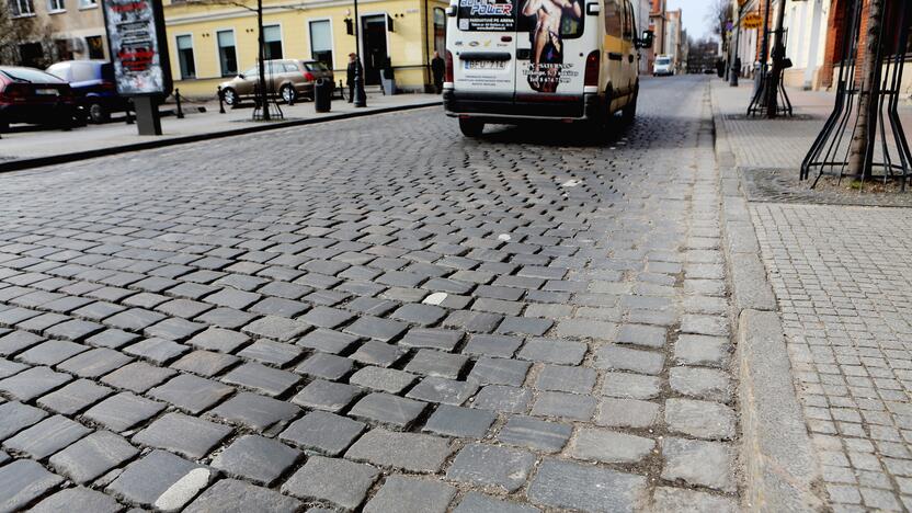 Darbai: šiemet tarpus tarp grindinio akmenų vėl teks užlyginti užpildu.