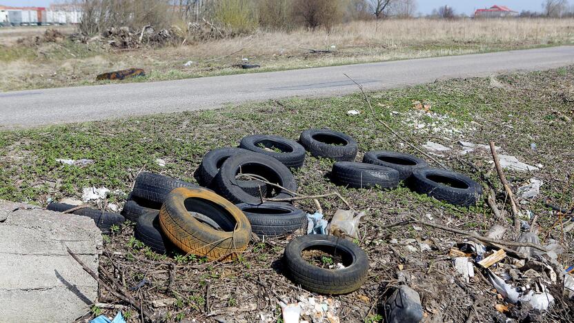 Pažeidimai: padangas pakelėse paliekantiems vairuotojams – simbolinė 2 eurų bauda.