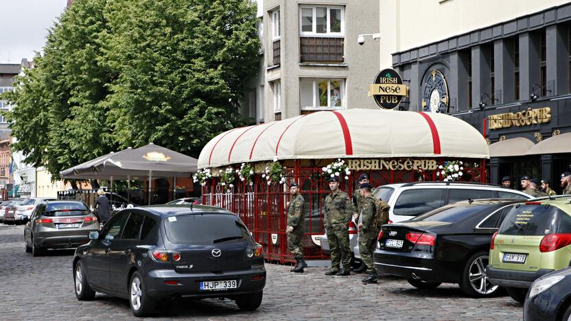 Teatro aikštėje viena po kitos kuriasi lauko kavinės, užimdamos važiuojamąją gatvės dalį.