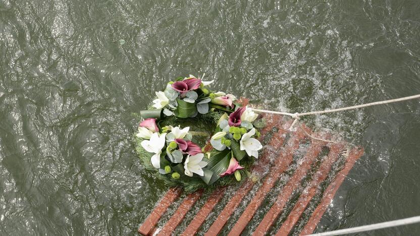 Klaipėdietis su svečiais nustebo paplūdimyje išvydęs vainikus, kurie į jūrą buvo nuleisti žuvusiųjų jūroje pagerbimo ceremonijos metu.