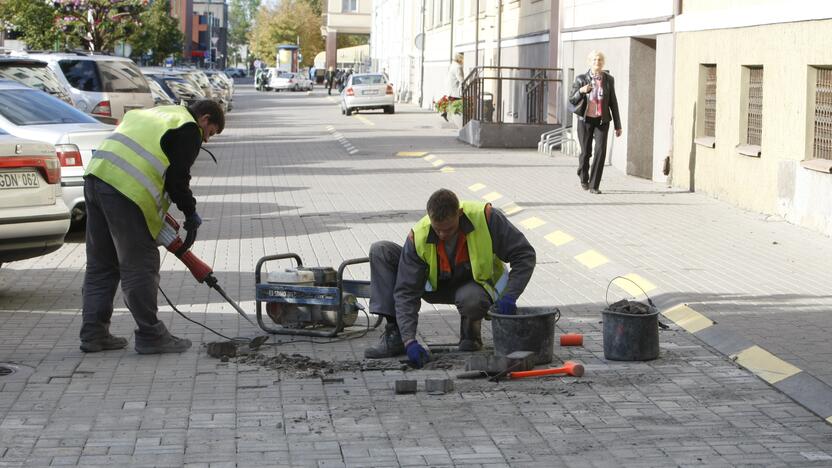 Liepų gatvės šaligatvio suskilusios trinkelės keičiamos naujomis.