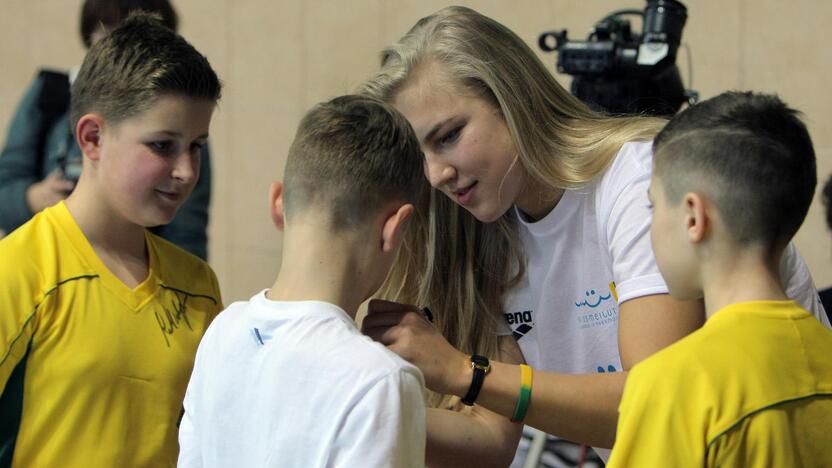 R.Meilutytė, 2010-ųjų Tarptautinių vaikų žaidynių dukart čempionė – Kaune vyksiančios mažųjų sportininkų olimpiados ambasadorė.