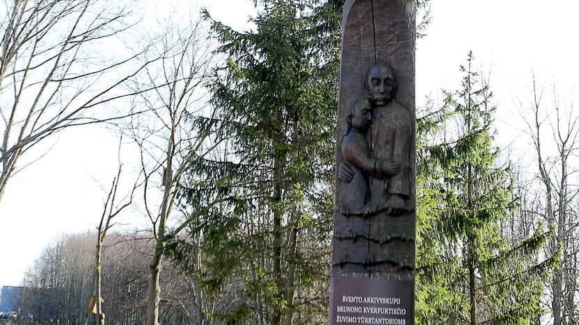 Senasis užrašas "1970 metų žygdarbiui paminėti" uždengtas nauja lentele.