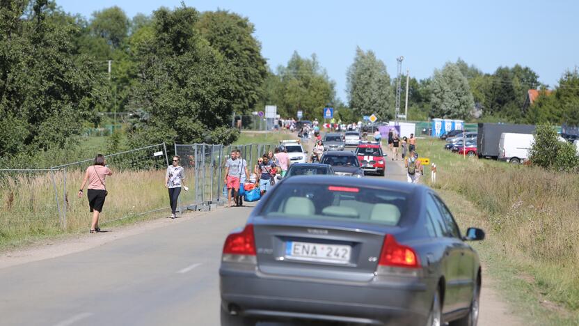 Košmaras: gyventojai piktinasi, kad vasaros sezono metu Karklę užkemša automobiliai, kurie trikdo ramybę ir yra statomi bet kur.