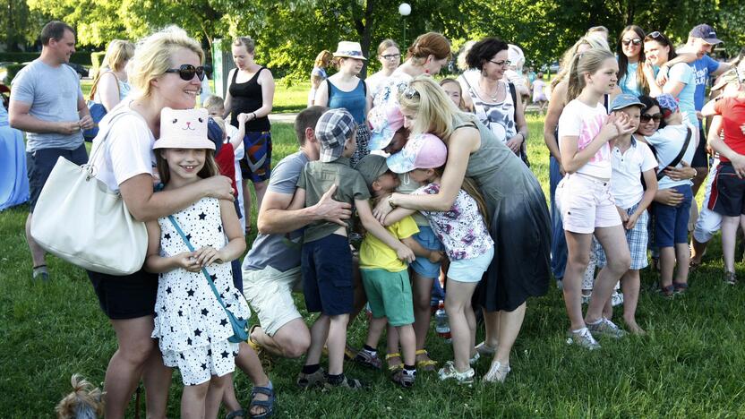 Iniciatyva: trečiadienį uostamiesčio gyventojai rinkosi į apsikabinimo už taiką akciją.