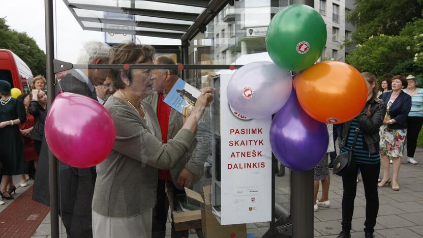 Skaitymas: autobusų stotelėse atsiradusios ir knygų mainus paskatinusios mažosios bibliotekėlės tapo Klaipėdos viešojo gyvenimo dalimi.