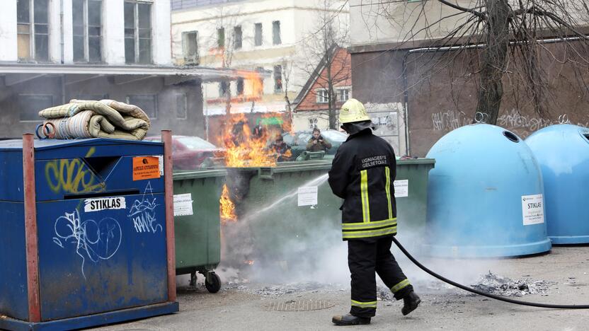 Realybė: nuo neužgesintos nuorūkos įsiliepsnojęs konteineris – retokas įvykis. Dažniausiai Klaipėdoje jie yra padegami.