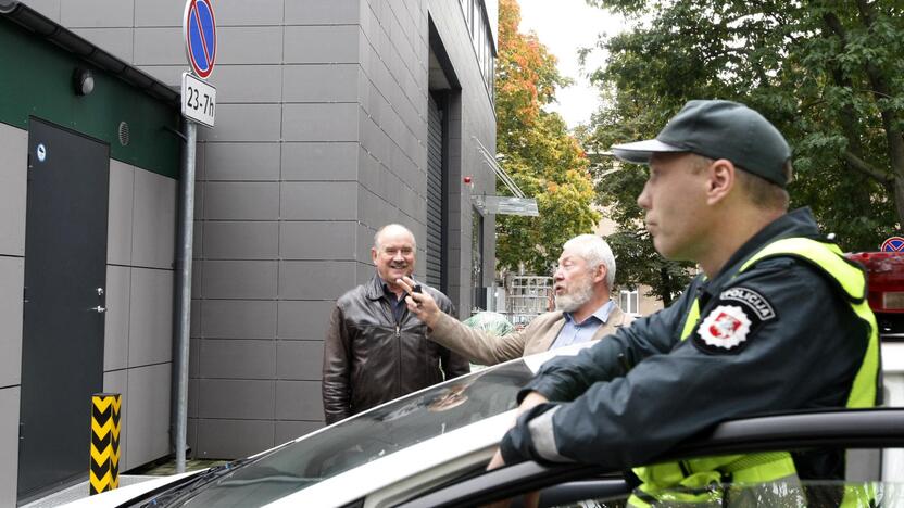 Aikštelėje galiojanti automobilių stovėjimo tvarka sudomino ne tik J.Dikšaitį (kairėje) bet ir žinomą uostamiesčio advokatą M.Kepenį bei policijos pareigūnus.