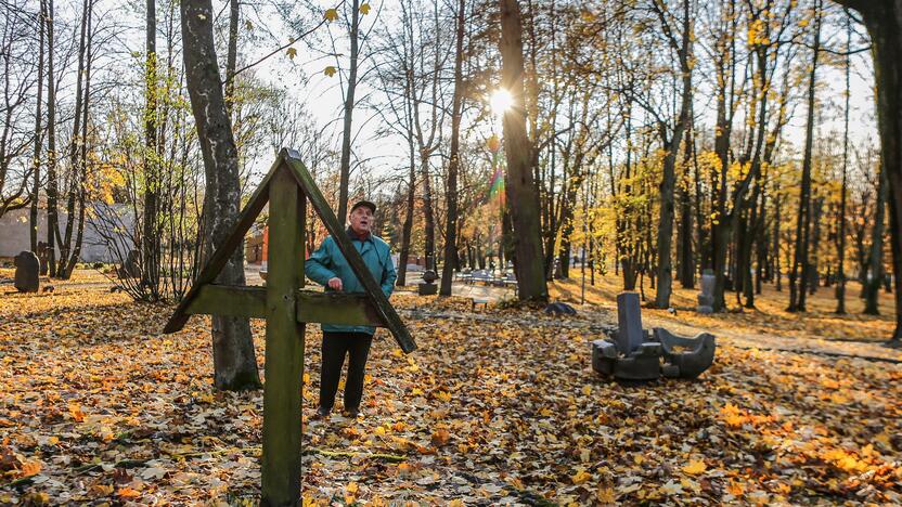 Atmintis: V.Tamošiūnas kelių žingsnių tikslumu gali parodyti, kur dar būdamas vaikas matė karių kapus.