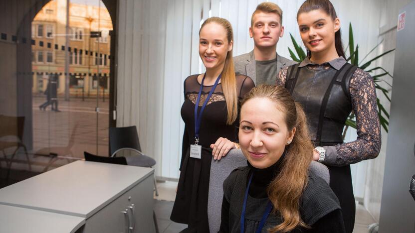 Jūratė (centre), Greta (dešinėje), Karolis ir Beata – būsimieji teisininkai, o kol kas – teismų savanoriai.