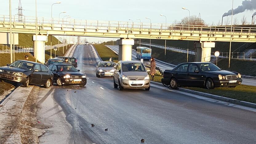 Išbandymas: Šiaurės prospekte vairuotojai vienas po kito trenkėsi į šaligatvio bortelius, stulpus ir kitus automobilius.