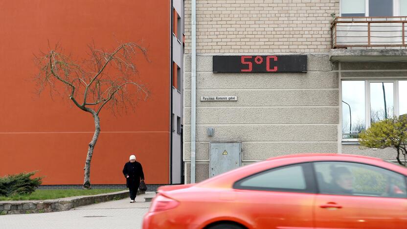 Šalta: oro temperatūra dar toli iki tokios, kad būtų galima užbaigti šildymo sezoną.