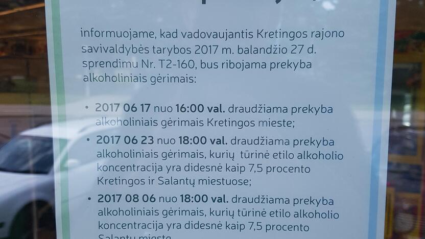 Nustebino: kai kasininkėms pabodo kartoti tą patį, ant parduotuvės vitrinos buvo pakabinta tokia žinutė pirkėjams.