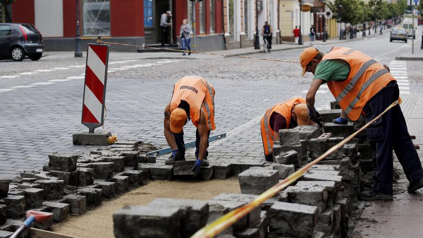 Darbai: Tiltų gatvėje šalinama įduba, kurioje lyjant nuolat kaupdavosi vanduo.