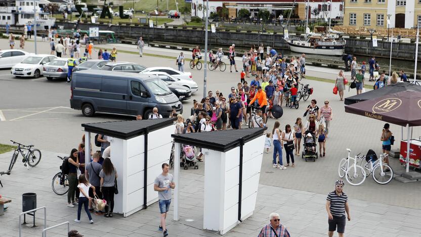 Gausa: Senojoje perkėloje stebino žmonių, laukiančių įsigyti kelto bilietus, eilė.