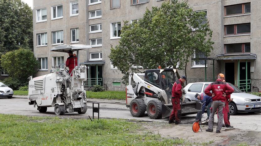 Darbai: mieste toliau lopomi daugiabučių namų kiemai ir įvažos į juos.