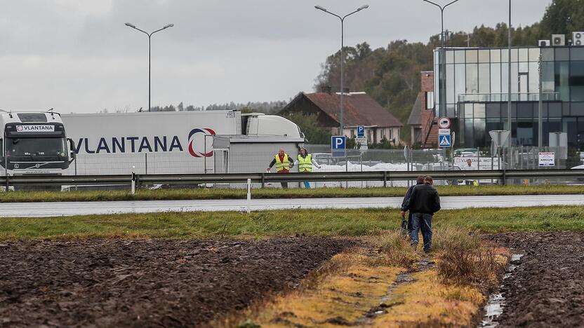 Aplinkybės: žuvęs žmogus buvo rastas autostrados greitėjimo juostoje.