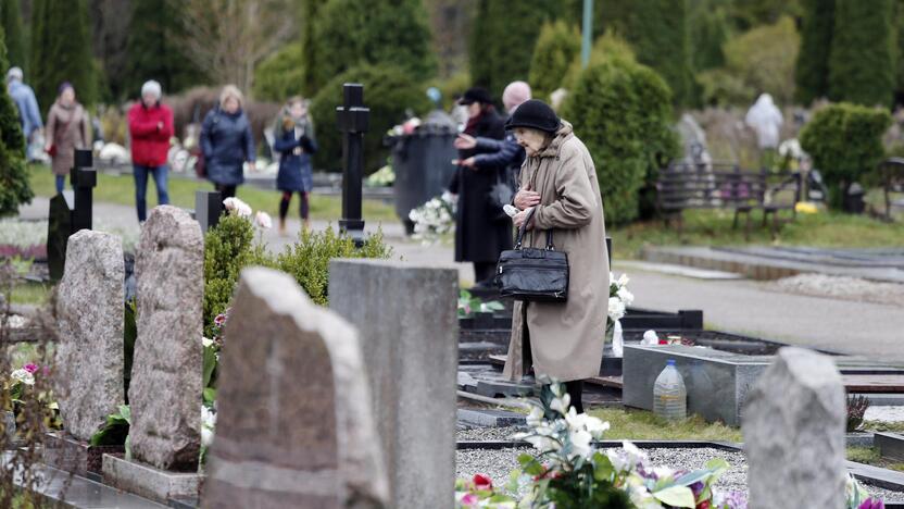 Srautai: tiek Visų Šventųjų dieną, tiek išvakarėse miesto kapinėse buvo pilna žmonių.