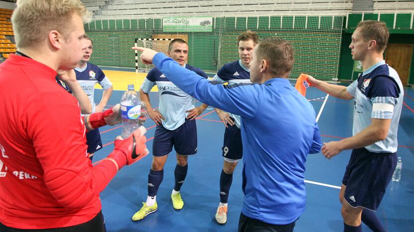 Gargždų futbolininkai pergalę šventė po sprendimo rūbinėje.