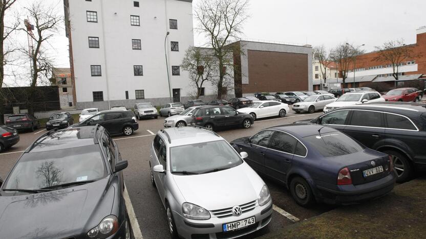 Situacija: uostamiesčio savivaldybė neatsisako planų statyti daugiaaukštę automobilių stovėjimo aikštelę Bangų gatvėje.