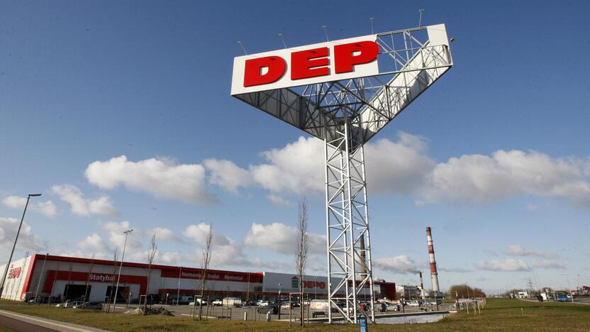 "Depo" atstovai žurnalistams aiškino, jog raidė O reklamoje neatitiko standartų, todėl reikėjo ją gaminti iš naujo. O štai tikrintojams prekybininkai pareiškė, jog raidę nuplėšė audra.